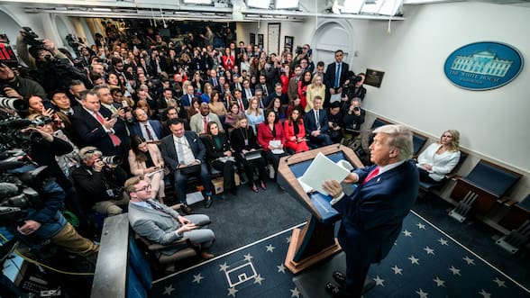 La polémica idea de Trump de convertir la sala de prensa de la Casa Blanca en piscina como su “último legado”