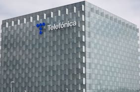 Telefónica vende sus operaciones en Argentina a Telecom y gobierno de Milei alerta por eventual monopolio