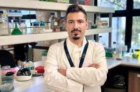 Científicos chilenos crean prometedora forma de detener un letal tipo de cáncer que provoca el cigarro