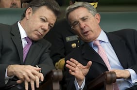“No sea hipócrita”: Álvaro Uribe y Juan Manuel Santos se enfrentan en pleno luto por muerte de Miguel Uribe Turbay