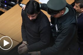 El momento en que Joaquín Lavín es esposado tras decretarse su prisión preventiva por delitos de corrupción
