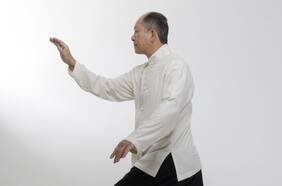 Cómo las artes marciales pueden ayudar a sentirte pleno y a concretar objetivos, según el Dr. Yang, Jwing-Ming