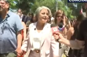 “Ella es la que entra a La Moneda, no yo”: pareja de Jara acompaña a la candidata a votar y fija su rol en la elección