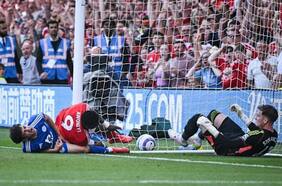 Delantero del Nottingham Forest está en coma inducido tras un choque en un partido de la Premier League