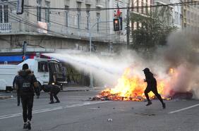 Camarógrafo herido a bala, tres carabineros lesionados, buses quemados y saqueos: incidentes marcan noche del 50 aniversario del 11 de septiembre
