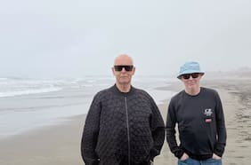 Pet Shop Boys comparten imágenes de un paseo por la playa en Viña del Mar
