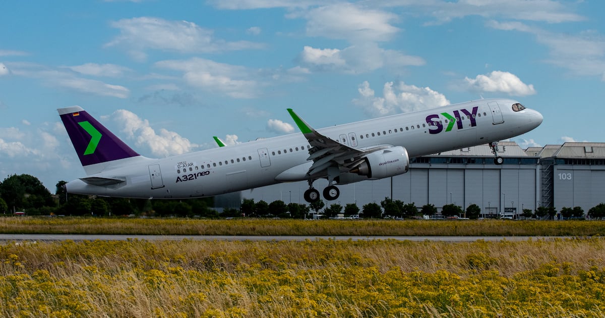 Sky Airline en la Mira: Reestructuración, Despidos y la Espera por Abra Group