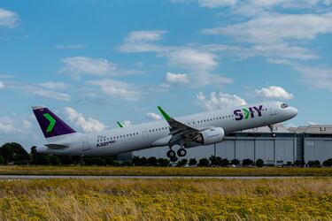 Despidos, recorte de frecuencias y alzas de pasajes: La reingeniería para darle vuelo a Sky Airline