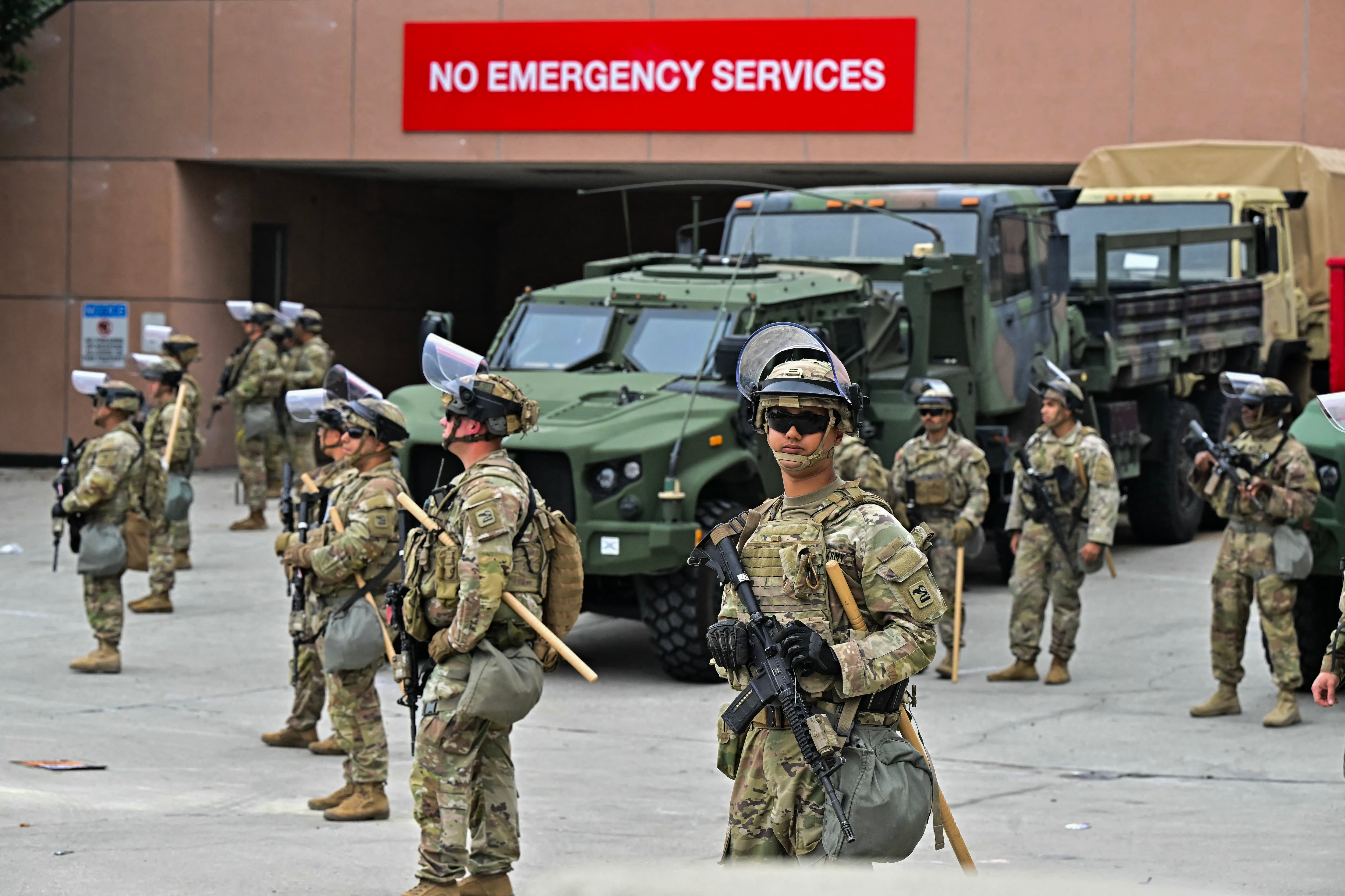 Guardia Nacional deplegada en Los Ángeles, el 8 de junio de 2025, tras protestas por redadas de inmigración. Foto: AFP