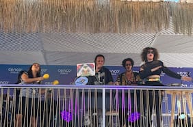 Con guiño a Los Ángeles Negros y Javiera Parra de invitada: la voz de Arcade Fire desató también la fiesta como DJ
