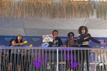 Con guiño a Los Ángeles Negros y Javiera Parra de invitada: Win Butler desató la fiesta como DJ en el Cenco Malls Lounge