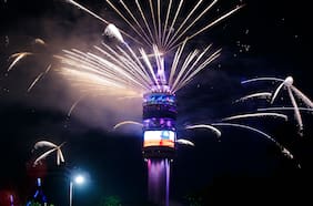 Drones y fuegos artificiales adornaron el cielo durante festejos de Año Nuevo a lo largo del país