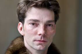 La historia del director de ballet alemán que le restregó caca de perro en la cara a una periodista que le hizo una mala crítica