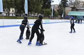 Este invierno te puedes lucir en el patinaje en la pista de hielo del Parque Bustamante