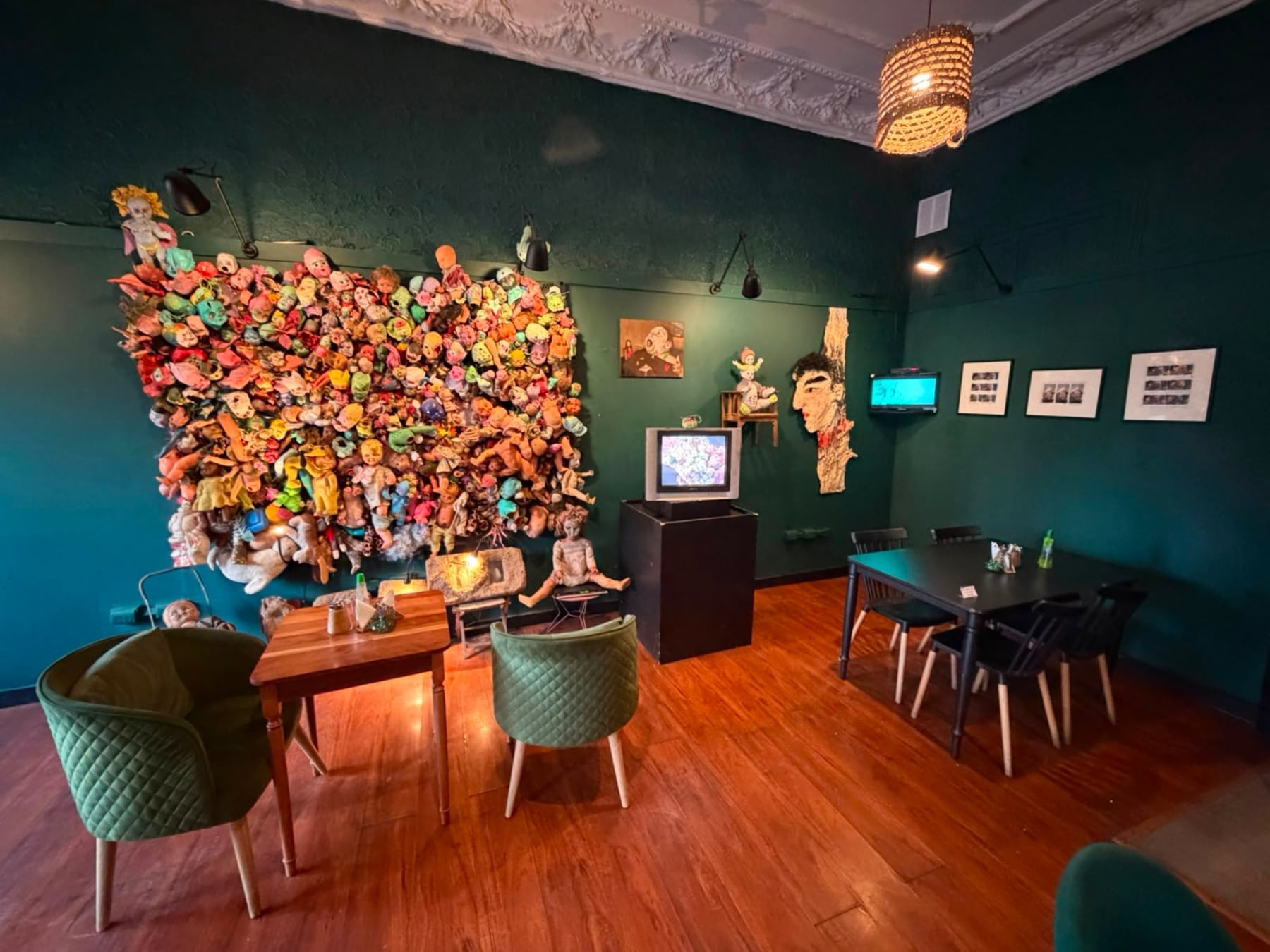 Obras de Niles Atallah y León & Cociña se reúnen en una exposición de video