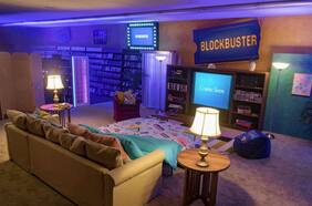 El último Blockbuster del mundo ahora abrió un AirBnB que permite pasar la noche viendo sus películas