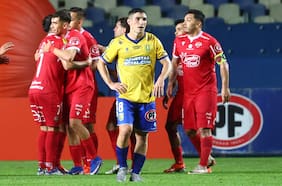 Copa de la Liga: Ñublense derriba a El Campanil y arrebata el liderato a Universidad Católica
