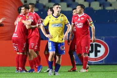 Copa de la Liga: Ñublense derriba a El Campanil y arrebata el liderato a Universidad Católica