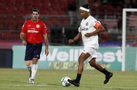 El insólito error en la camiseta de Ronaldinho que generó repudio en las redes sociales