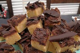 Blondies de chocolate blanco con ganache de chocolate de leche