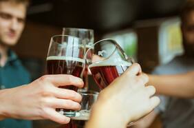 Cómo el alcohol puede dañar tu piel (y de qué forma afrontarlo)