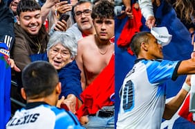 Vancouver se suma a la euforia de Montreal: el emotivo encuentro de Alexis Sánchez con veterana fanática chilena