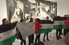 Manifestantes piden un minuto de silencio por Gaza frente al Guernica de Picasso