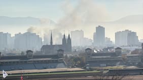 Bomberos combate incendio estructural en Estación Central
