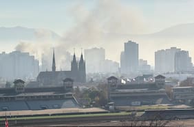 Bomberos declara tercera alarma por incendio estructural en Estación Central