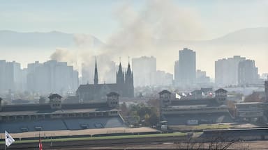 Bomberos combate incendio estructural en Estación Central