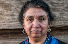 Ángela Llanquinao Millaqueo y su hijo machi