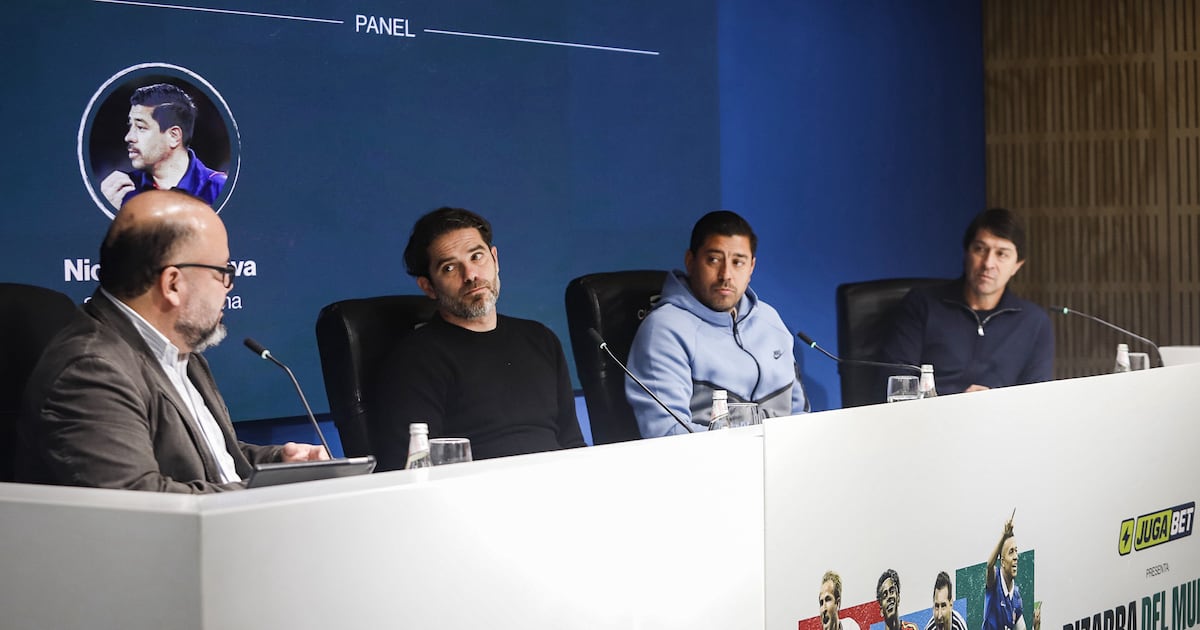 Phân tích tại La Pizarra về World Cup 2026: Fernando Gago, Nicolás Córdova và Daniel Garnero thảo luận tại Claro Arena. (Ảnh: Pablo Vásquez R.)