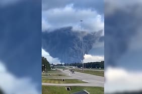 Masiva explosión de una planta química tiñe el cielo en Texas