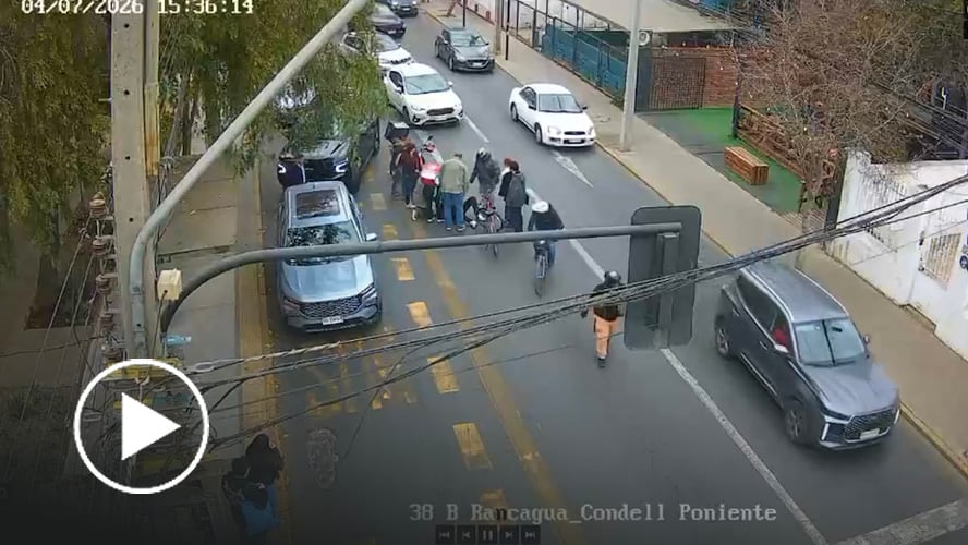 Así fue el accidente que protagonizó el Fiscal Valencia en Providencia: repartidor de comida quedó lesionado
