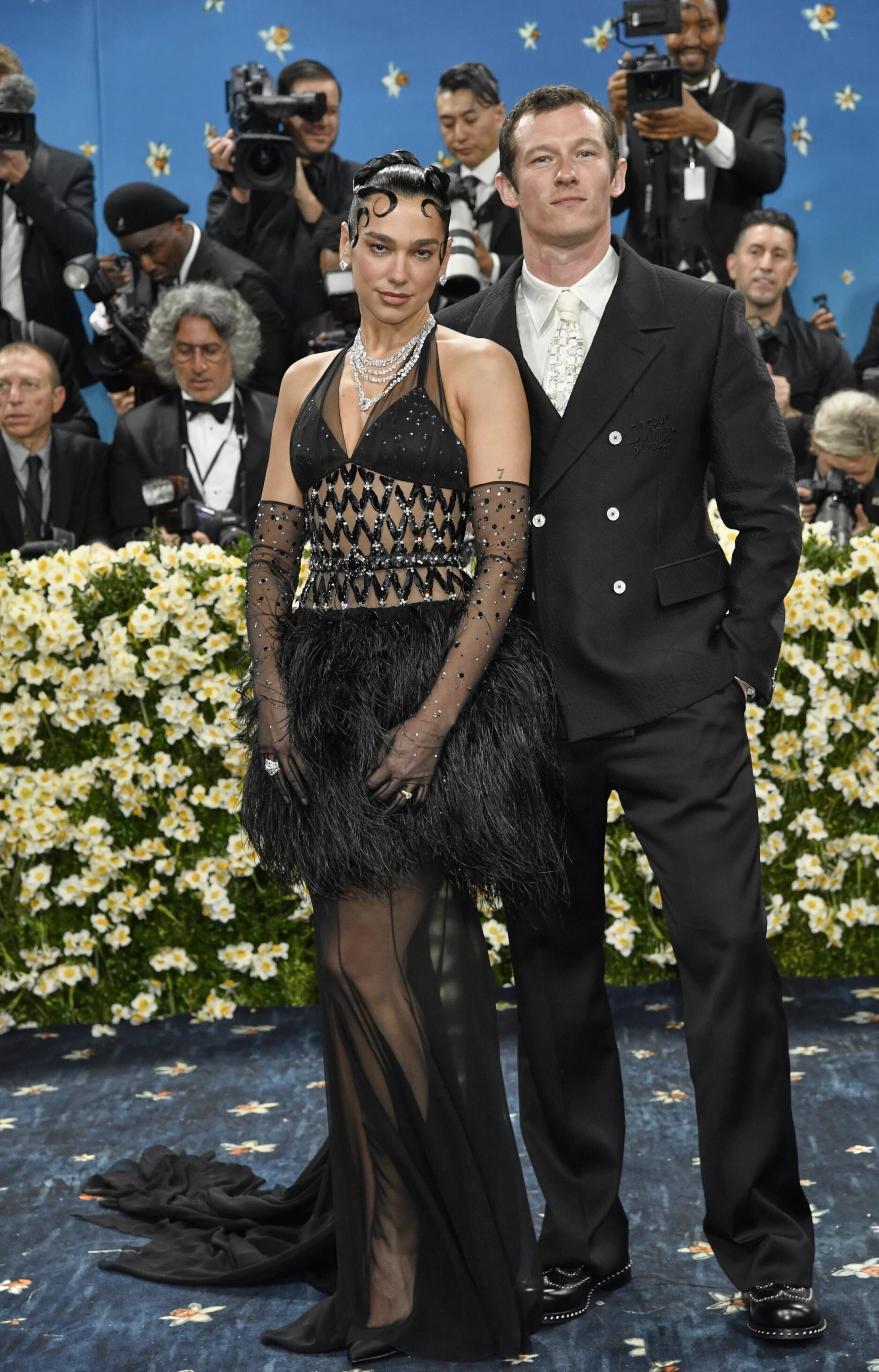 Estos fueron los looks más destacados de la MET Gala 2025. Foto: Dua Lipa y Callum Turner.