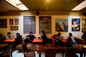 Yungay Viejo: El bar donde regalan schop mientras juegas cartas