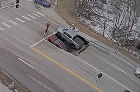 Impactante video: Captan el momento exacto en que dos autos caen en un socavón en EE.UU