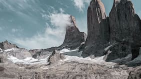 El día después de la tragedia en Torres del Paine: reproche a turno no cubierto por Conaf y sobrevivientes aún atrapados