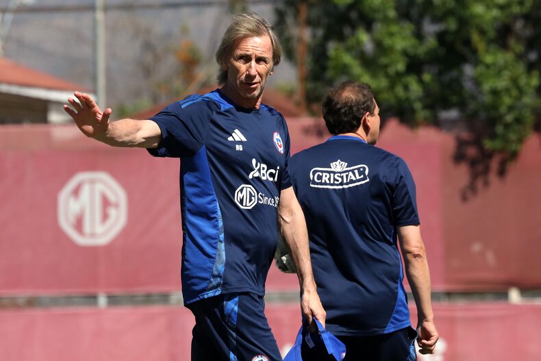 Ricardo Gareca leads a training session in Chile.