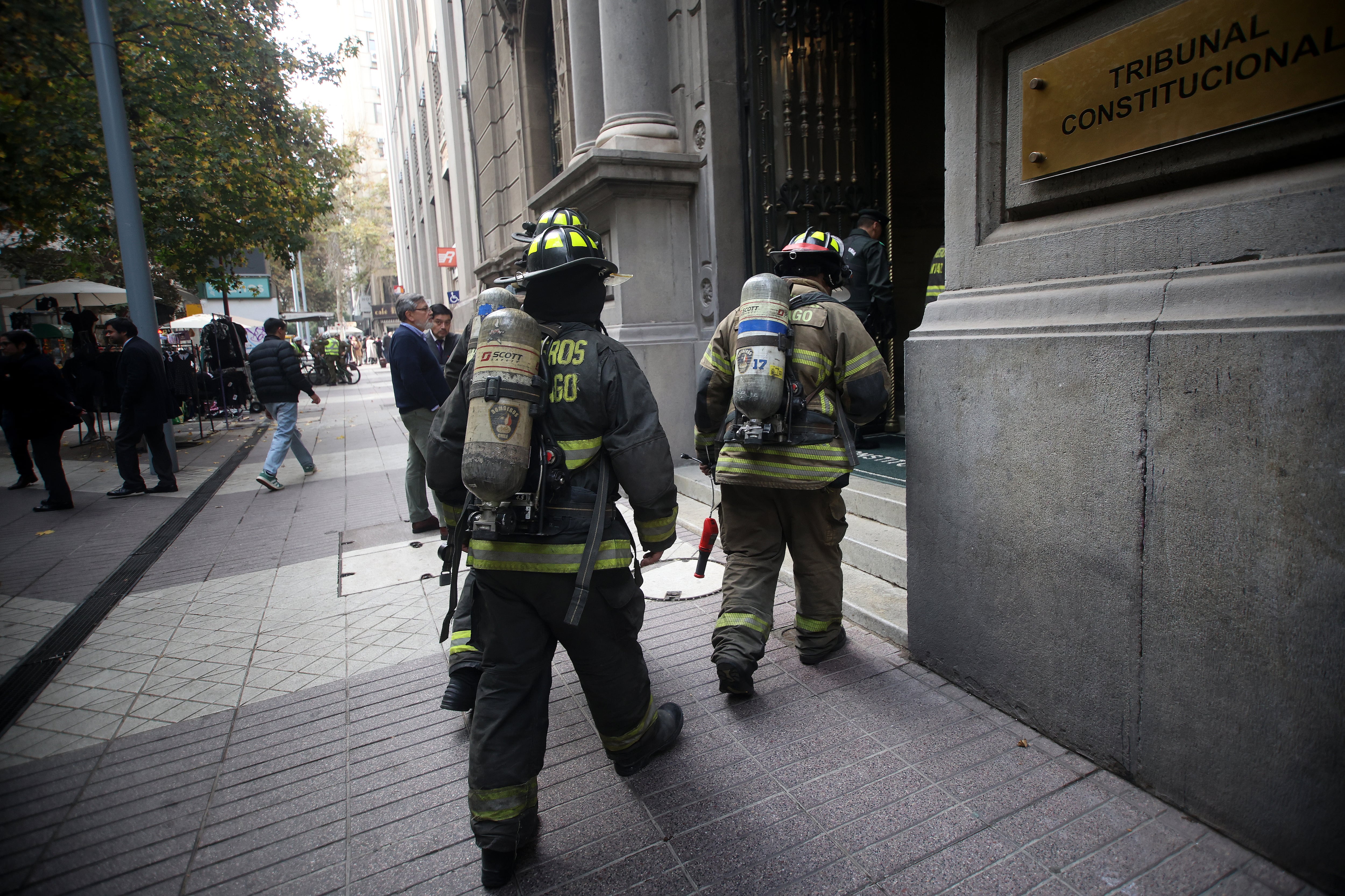 Evacuación masiva en el centro de Santiago por olor a gas.