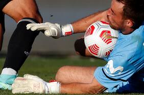 “Samurai Azul”: Pérez sorprende en el clásico y ataja con el modelo de guantes de Johnny Herrera