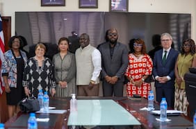 Bachelet llega a África en su despliegue por la ONU y concreta cita con líder de Liberia