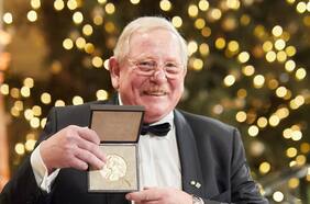 Dos nuevos Premios Nobel “llegan” a Chile: continúa exitoso ciclo de charlas en la UC aclamada por la revista Nature