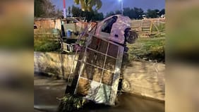 Accidente vehicular en La Florida termina con un fallecido y un lesionado: camión cayó al canal San Carlos