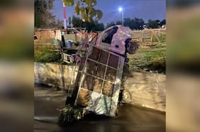 Accidente vehicular en La Florida termina con un fallecido y un lesionado: camión cayó al canal San Carlos