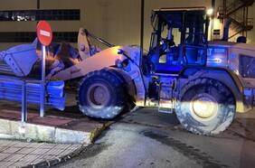 Roba una retroexcavadora y carga contra 70 Mercedes-Benz listos para la venta