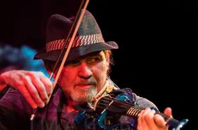 Ex integrante de King Crimson llega a Chile para revivir los discos clásicos de la banda