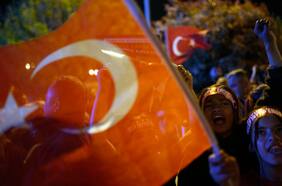 Erdogan sobrevive a primera vuelta con ajustado triunfo, pero enfrentará complejo balotaje en Turquía