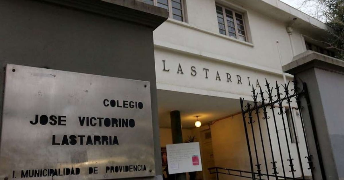 Incendio en Liceo Lastarria: Alumnos encapuchados involucrados