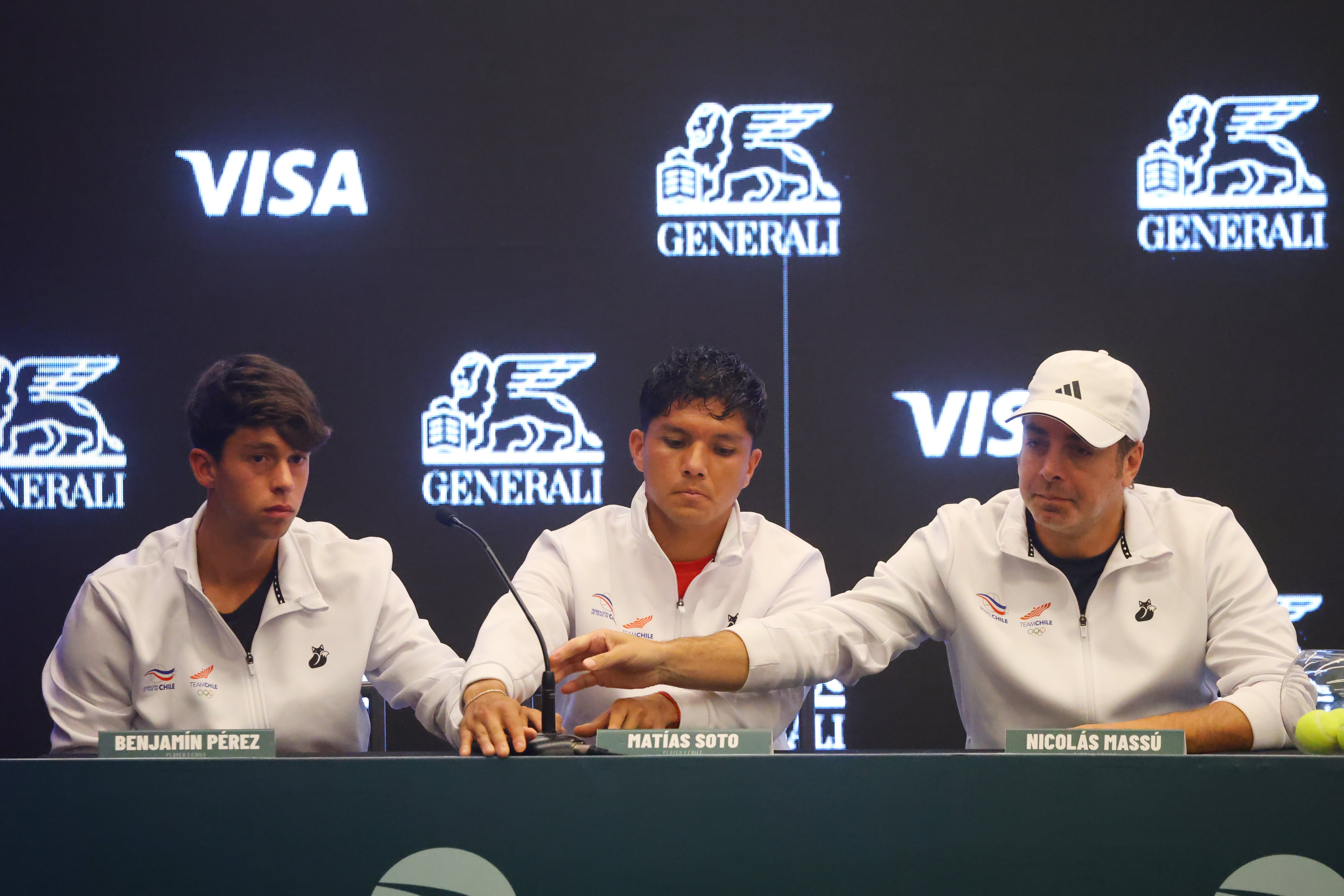 Benjamín Pérez, a la izquierda en la foto, junto al equipo de Copa Davis en el sorteo de este jueves. Foto: Jonnathan Oyarzun/Photosport